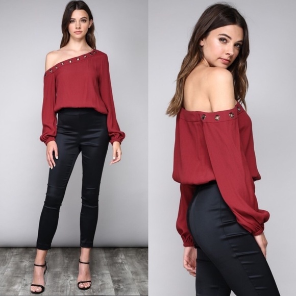 LAST 1❤️Beautiful Off The Shoulder Grommet Blouse - Picture 2 of 6